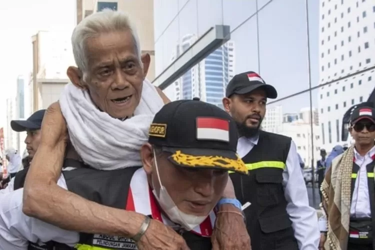 Petugas Haji dari Kemenag menggendong jemaah Lansia di Tanah Suci Makkah pada musim haji 2023