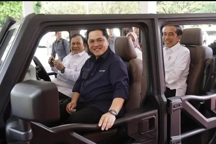 Prabowo Subianto bersama Erick Thohir saat mendampingi Presiden Jokowi. 