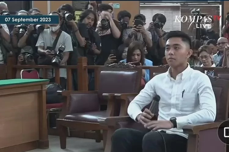 Terdakwa Mario Dandy saat menghadiri sidang pembacaan vonis atas kasus penganiayaan berat terhadap David Ozora di PN Jakarta Selatan, siang ini Kamis 7 September 2023.