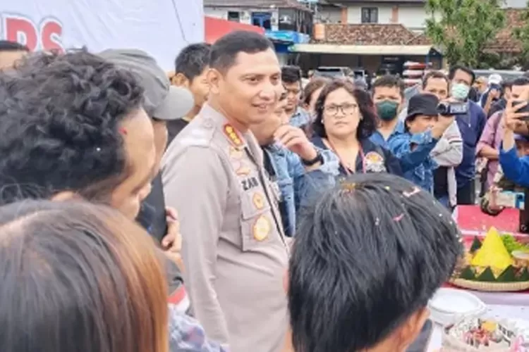 Polisi mengamankan seorang pria berinisial AJ (44) yang kedapatan memiliki senjata api rakitan jenis pen gun. / PMJNews (HukamaNews.com)