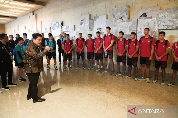 Ketua Umum PSSI Erick Thohir memberi motivasi kepada para pemain timnas U-23 di Solo, Jawa Tengah, Selasa (12/9/2023). 
