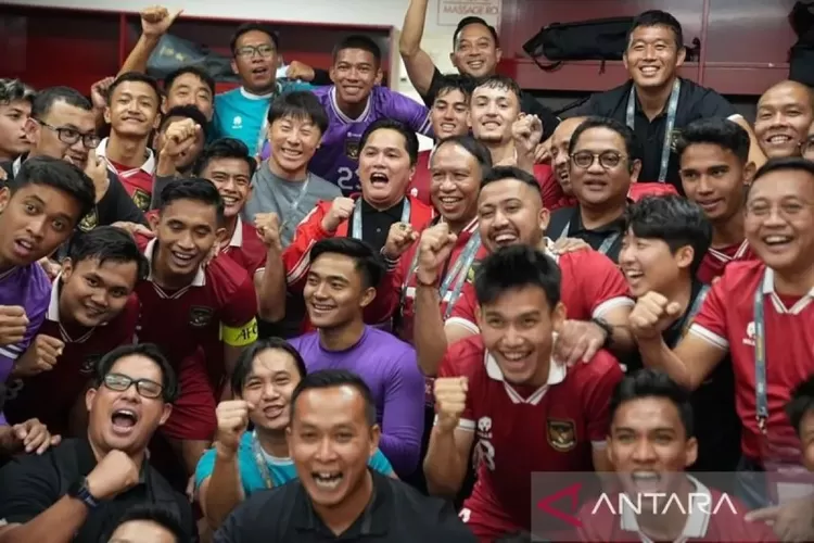 Ketua Umum PSSI Erick Thohir (tengah) bersama Pelatih timnas Shin Tae-yong, para pemain dan ofisial berfoto bersama seusai laga kedua babak Kualifikasi Piala Asia U23 Grup K melawan Turkmenistan di Stadion Manahan, Solo, Jawa Tengah, Selasa (12/9/2023) malam. 