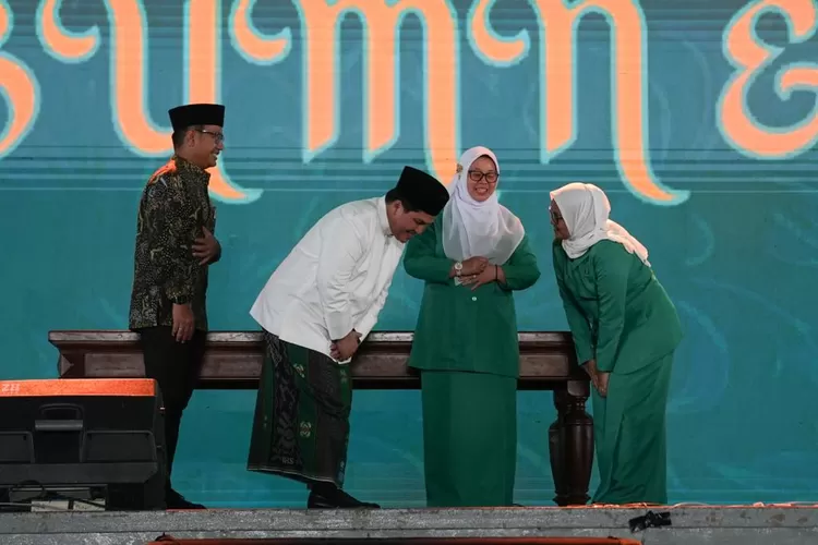 Erick Thohir bersama Ketua Umum Fatayat Nahdlatul Ulama (NU) Margareth Aliyatul Maimunah saat menghadiri akpel akbar Fatayat NU di Surabaya, Sabtu 30/9/2023. 
