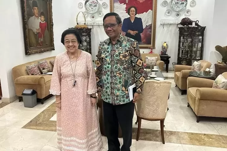 Mahfud MD diundang ke kediaman Megawati jelang pengumuman bakal cawapres Ganjar Pranowo. Hari ini Megawati mengumumkan Mahfud MD sebagai bakal cawapres mendampingi Ganjar Pranowo di Pilpres 2024