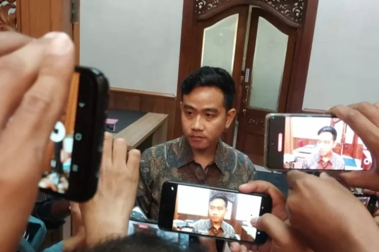 Gibran Rakabuming Raka. Putra sulung Presiden Jokowi ini dikabarkan akan dicalonkan sebagai bacawapres Prabowo.