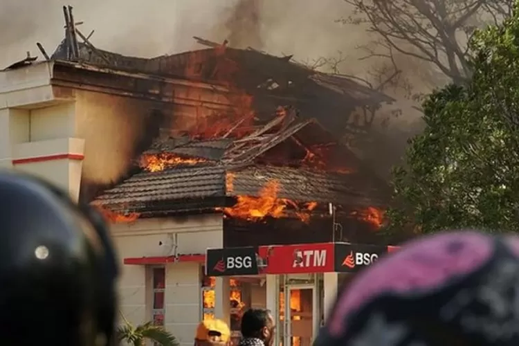 Kantor Bupati Pohuwato dibakar massa demo(twitter:Forum_Daerah)