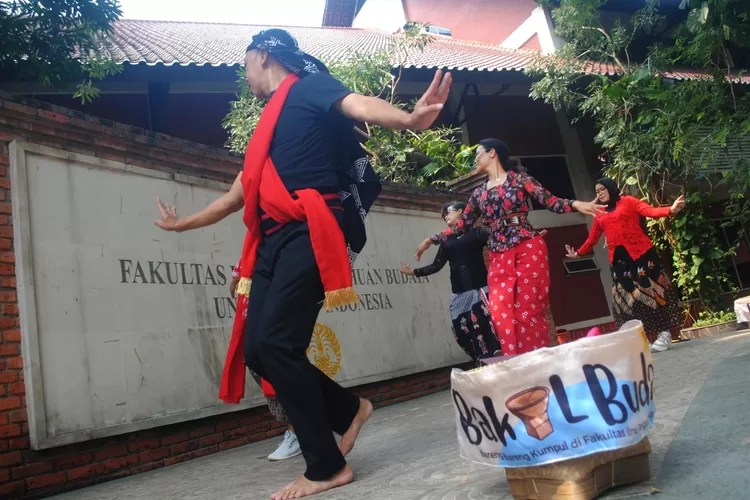 Para penari dari komunitas Bakul Budaya menari Tari Yapong secara masal di kampus FIB UI. (Arsip Bakul Budaya)