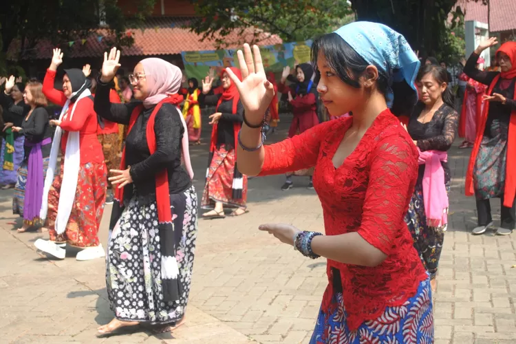 Lebih dari 50an penari dari komunitas Bakul Budaya menari Tari Yapong secara masal di kampus FIB UI. (Arsip Bakul Budaya)