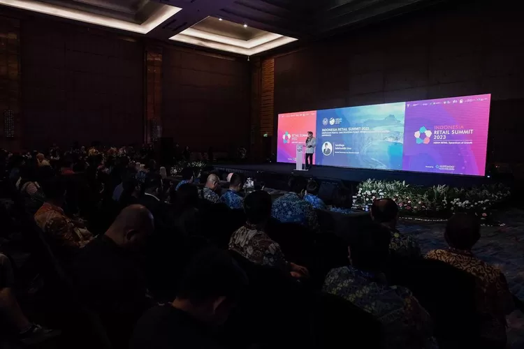 Menparekraf Sandiaga Salahuddin Uno secara resmi membuka acara Indonesia Ritel Summit 2023 di Pullman Hotel Central Park, Jakarta, Selasa (15/8/2023). (Foto: Kemenparekraf.go.id)