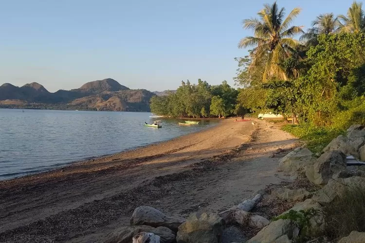 Utara Ende yang memukau, Tim DJN Flores Sea Kayak Expedition disuguhi pesona alam yang manjakan mata.