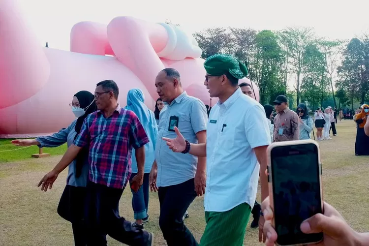 Menparekraf Sandiaga Salahuddin Uno saat meninjau pameran "KAWS: Holiday Indonesia" di sela-sela kunjungan kerja ke Yogyakarta, Selasa (29/8/2023). (Foto: Kemenparekraf.go.id)