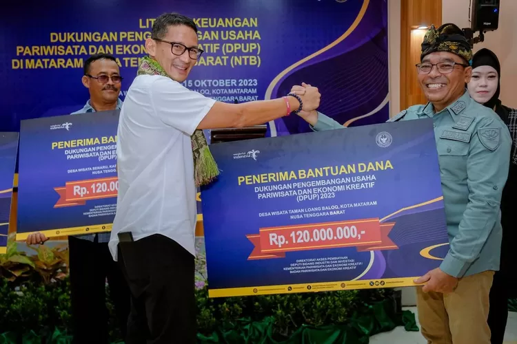 Menparekraf Sandiaga Uno menyerahkan dana Dukungan Pengembangan Usaha Pariwisata dan Ekonomi Kreatif (DPUP) kepada empat desa wisata di Nusa Tenggara Barat, Sabtu (14/10/2023). (Foto: Kemenparekraf.go.id)