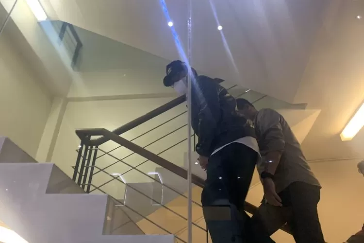 Syahrul Yasin Limpo tiba di Gedung Merah Putih KPK dengan tangan terborgol. (ANTARA/ Mario Sofia Nasution)