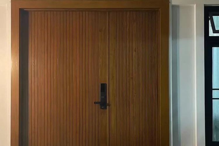 Pintu kayu rumah minimalis cantik elegan. (Foto/Instagram.)