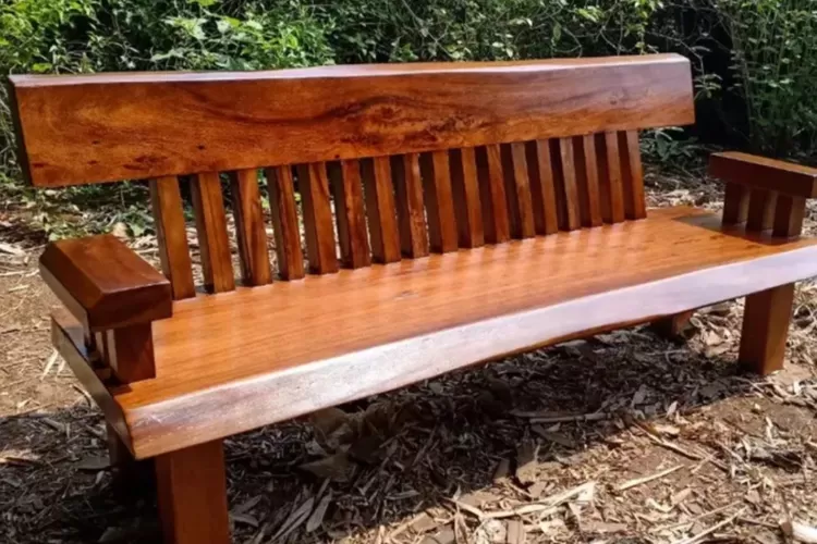 Tampilan kursi taman kayu minimalis. (Foto/Instagram.)