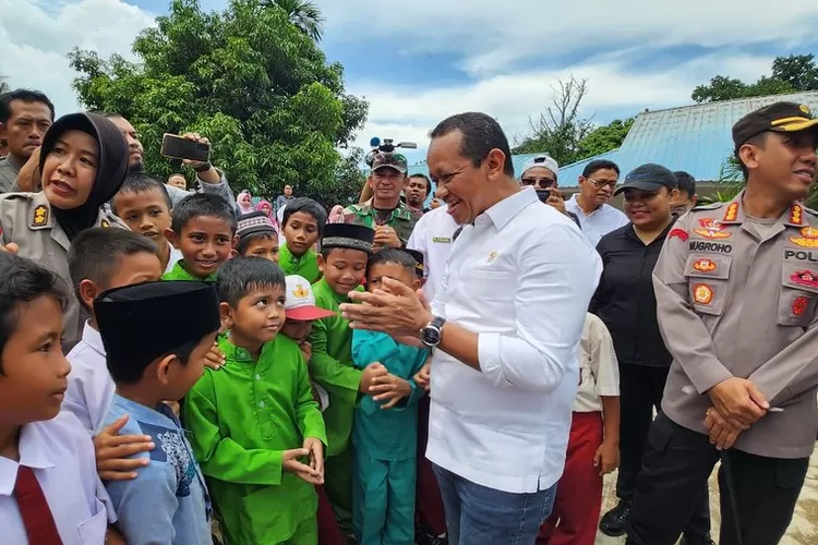 Bahlil Lahadalia saat kunjungan di Rempang, bertemu dengan para Siswa-siswi SD Negeri 24. (IG resmi @bahlillahadalia)