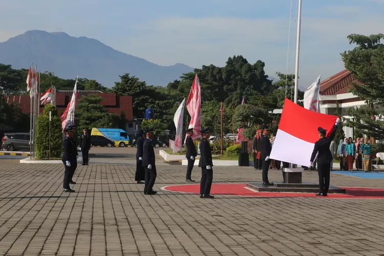 Lestarikan Budaya Indonesia, Imigrasi Semarang Ikuti Upacara HUT RI Pakai Baju Adat Nasional