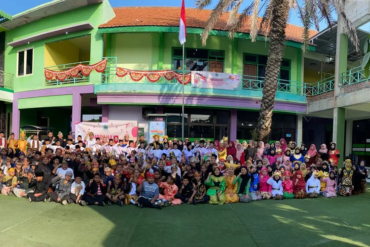 Acara funwalk menutup rangkaian Semarak Kemerdekaan yang digelar MI Progresif Bumi Shalawat Sidoarjo, Minggu, 20 Agustus 2023.