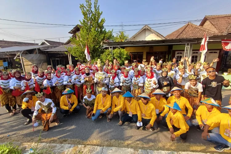 Warga Desa Gempol Sampurno Kecamatan Porong, Sidoarjo mengadakan karnaval dalam rangka HUT RI.