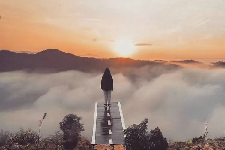Tempat Camping dengan view memukau di Jogja yakni Tebing Watu Mabur (Instagram @jogja_trip_travel)