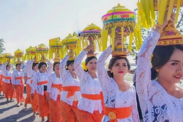 Aktivitas budaya dengan kearifan  lokal di Desa Wisata Serangan, Kota Denpasar, Bali, Desa Wisata Penerima ADWI 2023 dari Kemenparekraf (jadestakemenparekraf)