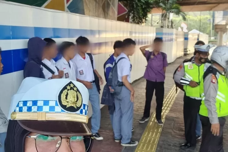 Satlantas Polres Jakbar amankan pelajar bawa sajam.  (Jabodetabek.Id)