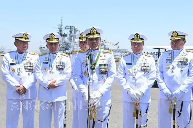 Kepala Staf Angkatan Laut Laksamana TNI Muhammad Ali (tengah) dan Panglima TNI Laksamana  TNI Yudo Margono paling kanan dalam HUT ke 78 TNI Angkatan Laut. (Instagram @tni_angkatan_laut)