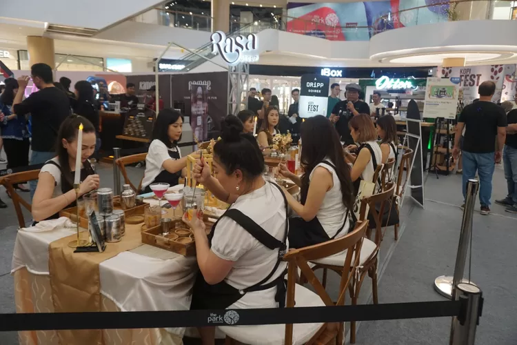 Suasana Kopi Fest Indonesia 2023 yang digelar di Mal The Park Semarang, Rabu, yang rencananya berlangsung hingga 27 Agustus 2023. (Tia Chasmani)