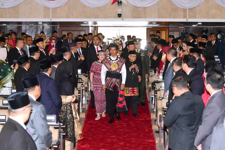 Mengenakan pakaian adat Tanimbar Maluku, Presiden Jokowi bersama Ibu Negara Iriana Joko Widodo saat memasuki Ruang Rapat Paripurna, Gedung Nusantara MPR/DPR/DPD RI, Senayan, Jakarta.