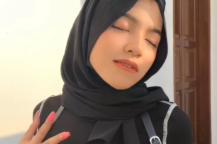 Selebgram Oklin Fia. Umi PIpik melaporkan selebgram Oklin Fia ke Bareskrim POlri dengan pasal berlapis terkait konten jilat eskrim yang viral di media sosial. 