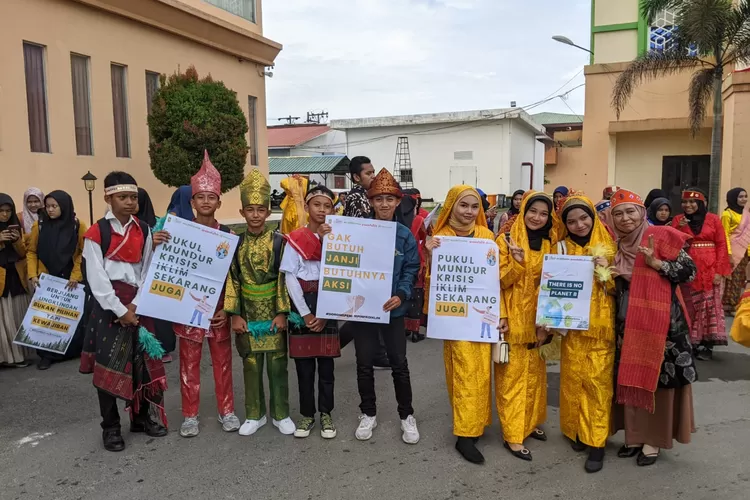 Pelajar di Medan, Sumatera Utara, melakukan long march dalam rangka pawai budaya pelajar untuk iklim, pada Jumat 18 Agustus 2023.
