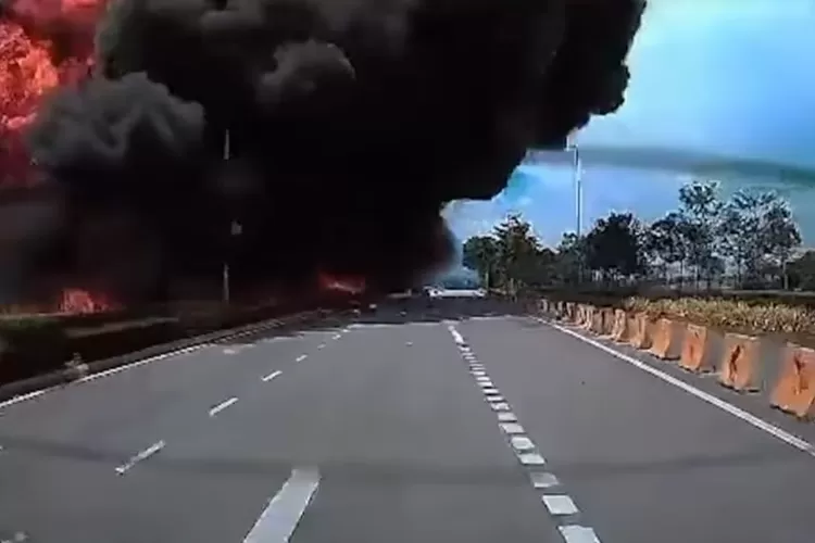 Tangkap layar privat jet jatuh di jalan raya dekat Shah Alam di negara bagian Selangor, Malaysia pada Kamis (17/8).