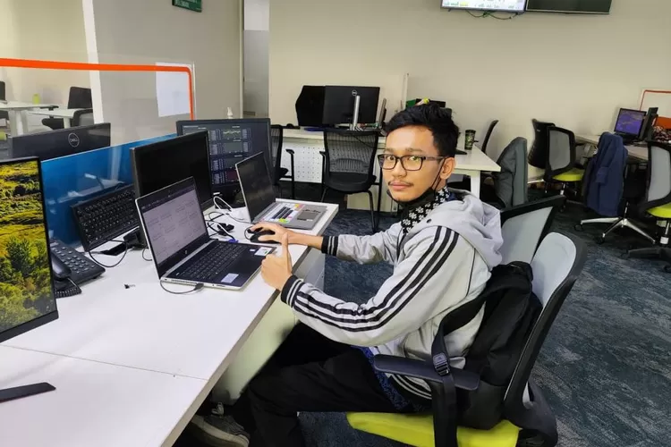 Fikri Pajarullah memperoleh beasiswa Google Career Certificates untuk IT Support dan mendaftarkan dirinya dalam program yang diadakan oleh Google dan Kominfo yaitu DigitalTalent Scholarship Fresh Graduate Academy (DTS FGA) 2022.