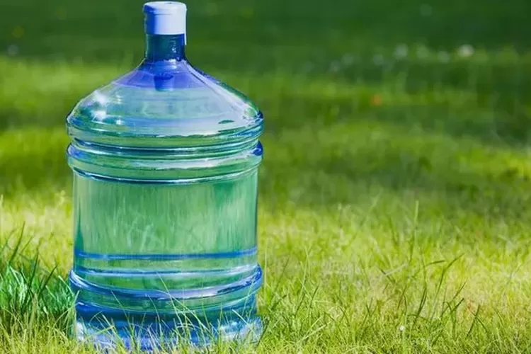 Konsumen air minum galon guna ulang wajib melihat kondisi galon yang dipakai sebelum membeli untuk menghindari paparan BPA.