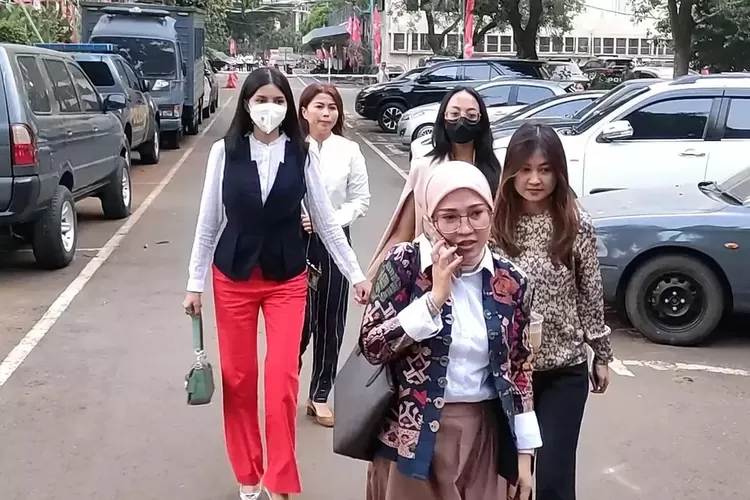 Peserta kontes Miss Universe Indonesia yang menjadi korban pelecehan seksual di ajang Miss Universe 2023 mendatangi Polda Metro Jaya, Senin 14 Agustus 2023.