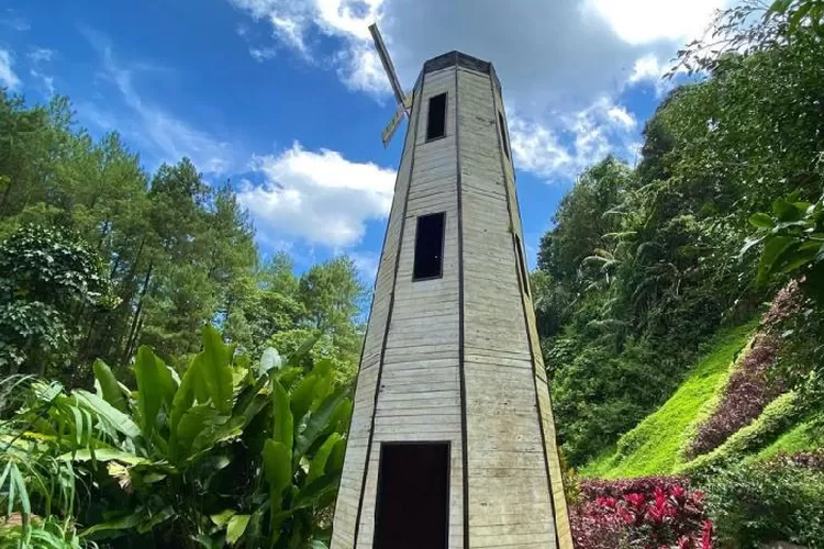 Nikmati pesona alam menakjubkan Srambang Park di Ngawi, Jawa Timur yang terletak di kaki Gunung Lawu (mypalawi.com)