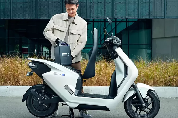 Dengan resmi meluncurkan Honda EM1 e:, AHM memperkenalkan kendaraan listrik berkualitas tinggi untuk pasar Indonesia. (astra-honda.com)