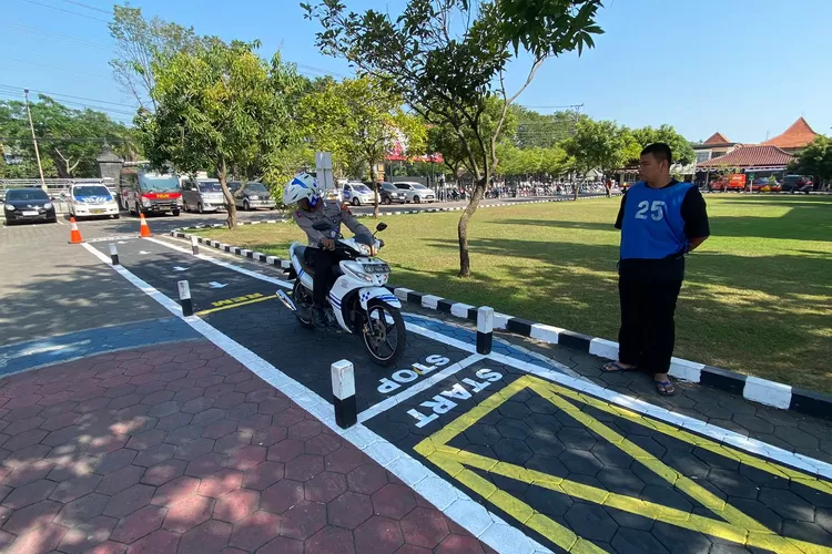 Petugas Satlantas Polres Kendal memberikan arahan pemohon SIM saat ujian praktek di sirkuit praktik SIM yang baru.  ((edi prayitno/kontributor kendal))
