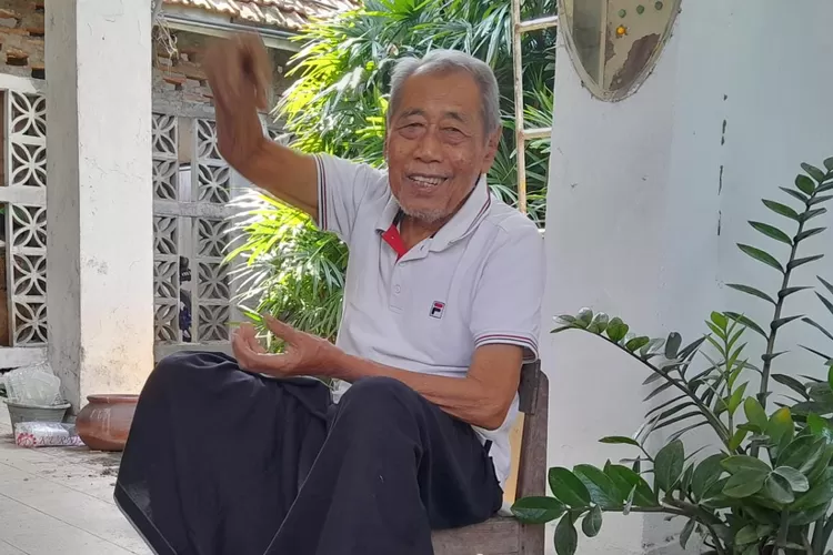 Kolonel Nursahit saat menjelaskan soal Bomber Jiwa di kediamannya. Bomber Jiwa berperan membendung manuver Belanda  ((Ayosemarang.com/ Audrian Firhannusa))