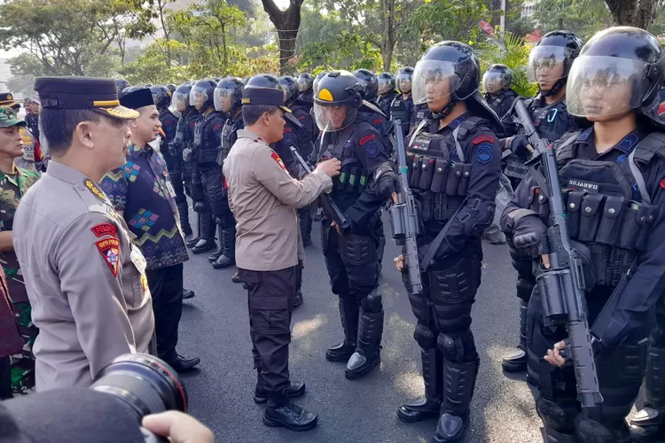 Kapolda Jateng Irjen Pol Ahmad Luthfi saat menyiapkan pasukan pengamanan AEM. Kini polisi sudah sterilisasi lokasi.  ((Ayosemarang.com/ Audrian Firhannusa))
