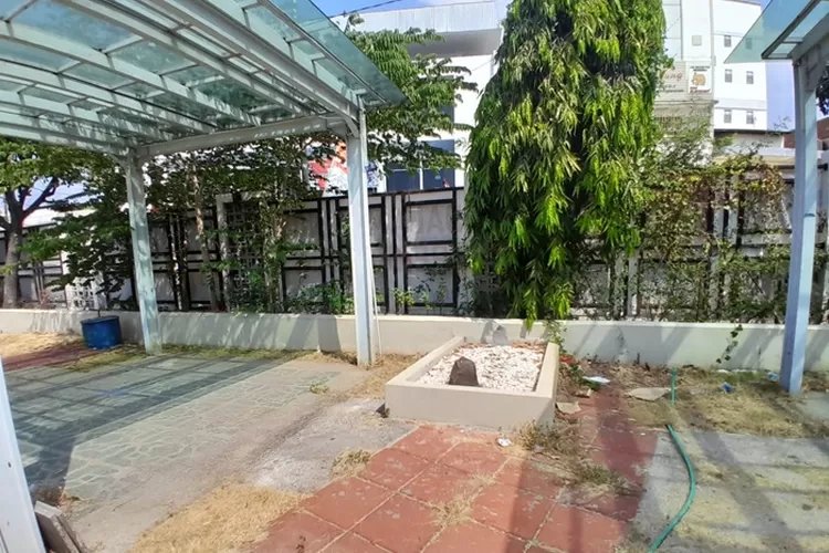 Makam di Alun alun Semarang yang identitasnya masih misterius.  (Ayosemarang.com/ Audrian Firhannusa)