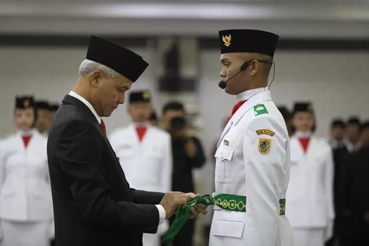 Gubernur Jateng Ganjar Pranowo saat mengukuhkan paskibraka di Gedung Gradhika. (Humas Jateng)