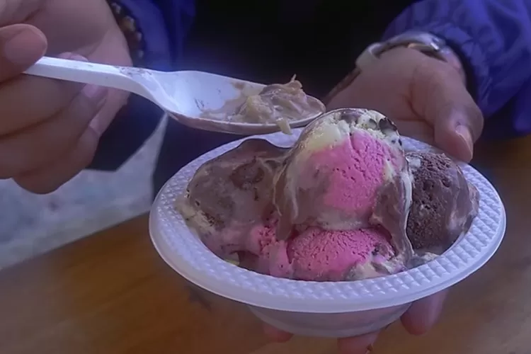 Salah seorang pelanggan menunjukkan rujak es krim Kedai Mama Kabupaten Demak.  (zaidi)