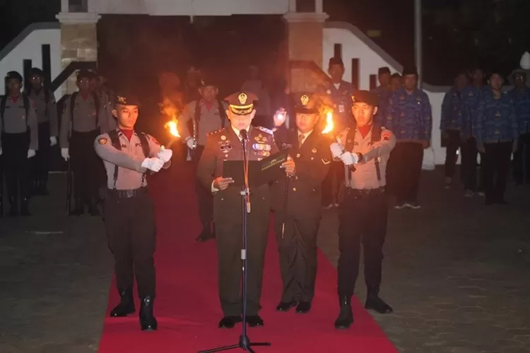 Dandim 0736/Batang Letkol Inf Ahmad Alam Budiman menjadi Komandan Apel Kehormatan dan renungan suci di TMP Kadilangu, Rabu 17 Agustus 2023 Malam.