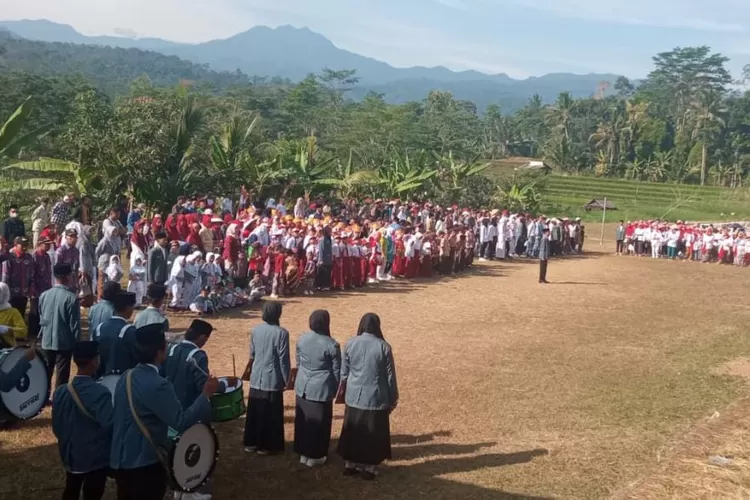 Suasana penuh khidmat di Upacara Bendera Merah Putih HUT Kemerdekaan RI ke- 78 Desa Gringgingsari Kecamatan Wonotunggal.  (Foto: Muslihun kontributor Batang.)