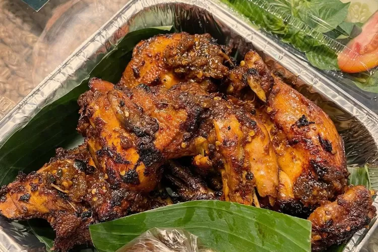 Selain rasa yang nikmat, lezat dengan sambal yang pedas maknyus, harga dari semua rekomendasi tempat makan ayam bakar paling terkenal di Semarang ini pun sangat terjangkau.  (IG @ayambakar_artomoro)