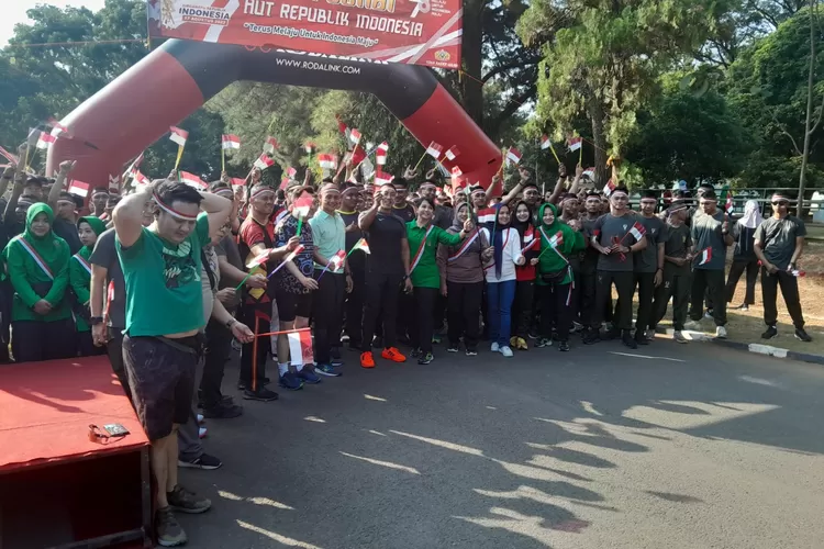 Jalan sehat yang digelar oleh Banteng Raider Semarang di Markas Srondol.  ((Ayosemarang.com/ Audrian Firhannusa))