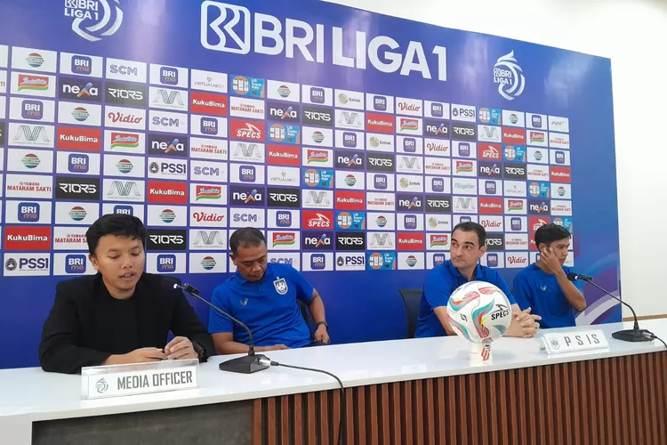 Jumpa pers PSIS Semarang sebelum lawan Persib Bandung. PSIS tak ingin over confidence lawan Persib.  ((Ayosemarang.com/ Audrian Firhannusa))