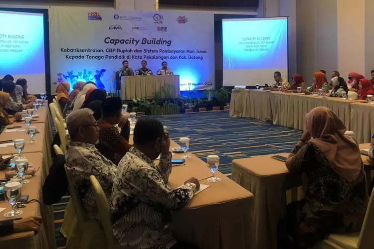Capacity Building Kebanksentralan, Cinta, Bangga, dan Paham Rupiah (CBPR) dan Sistem Pembayaran Non Tunai kepada para Tenaga Pendidik di Kota Pekalongan dan Kabupaten Batang, berlangsung di Hotel Santika Pekalongan, Sabtu 19 Agustus 2023. Foto: Muslihun kontributor Barang.