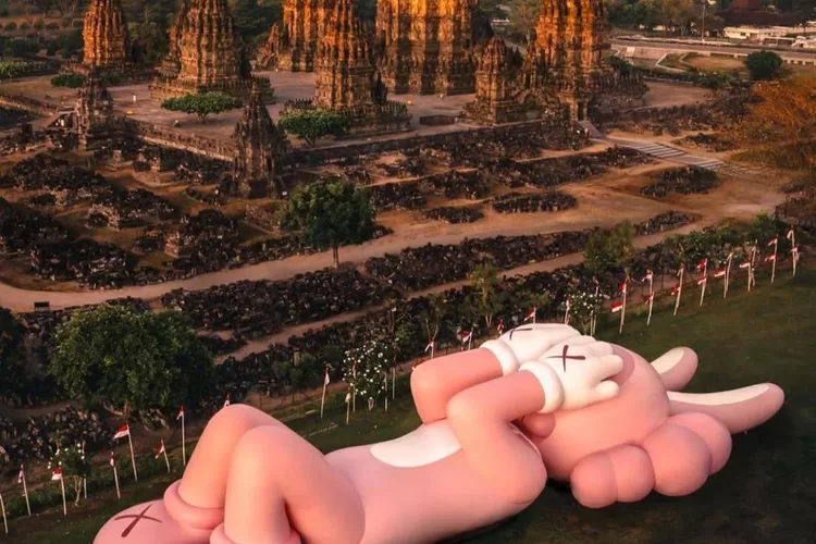 Info lengkap Kaws Holiday Prambanan sampai kapan, tanggal, harga tiket masuk dan jam operasional (IG @kaws)